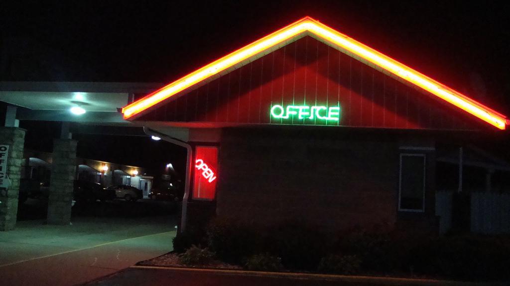 Pinconning Trail Inn Motel 外观 照片