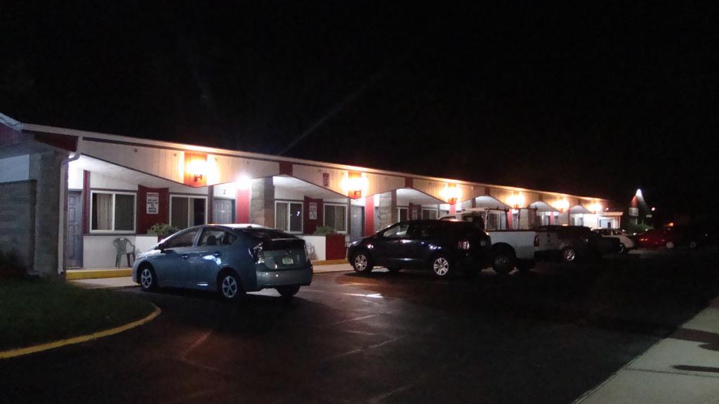 Pinconning Trail Inn Motel 外观 照片