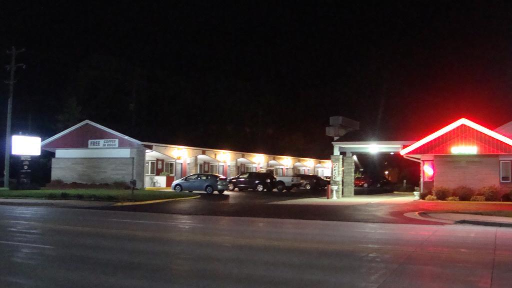 Pinconning Trail Inn Motel 外观 照片